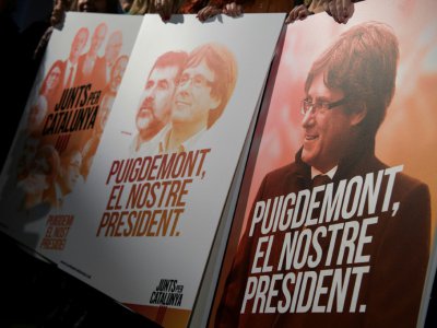 Les indépendantistes catalans du parti Junts per Catalunya dévoilent des affiches électorales, le 28 novembre 2017 à Barcelone - Josep LAGO [AFP]