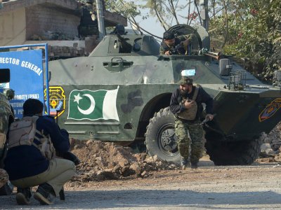 Les forces de sécurité sur le site d'une attaque de talibans pakistanais contre un centre de formation agricole à Peshawar, le 1er décembre 2017 - ABDUL MAJEED [AFP]