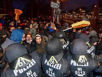 La police allemande empêche des militants antifascistes d'entrer au congrès du parti d'extrême droite Alternative pour l'Allemagne (AfD) qui se tient à Hanovre en Allemagne, le 2 décembre 2017 - Tobias SCHWARZ [AFP]
