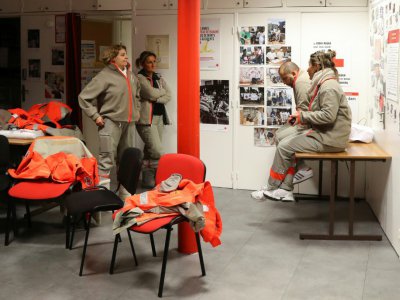 Des membres de la Croix-Rouge se préparent avant de faire des rondes pour venir en aide à des sans-abris et procéder à des distributions de repas, le 1er décembre 2017 à Paris - JACQUES DEMARTHON [AFP]