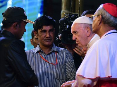 Le Pape François parle avec un réfugié rohingya le 1er décembre 2017 à Dacca, à l'occasion d'une rencontre interreligieuse - MUNIR UZ ZAMAN [AFP]