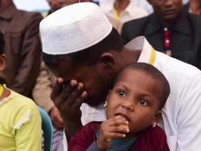 Un réfugié rohingya pleure avant de saluer le Pape François à l'occasion d'une rencontre interreligieuse organisée à Dacca le 1er décembre 2017 - MUNIR UZ ZAMAN [AFP]