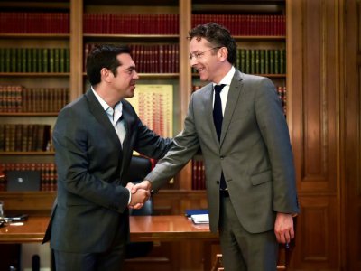 Le Premier ministre grec Alexis Tsipras (g) accueille le président de l'Eurogroupe  Jeroen Dijsselbloem, à Athènes le 25 septembre 2017 - LOUISA GOULIAMAKI [AFP/Archives]