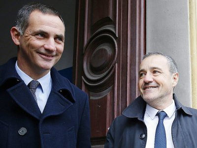 Les candidats du parti Corse Libre Gilles Simeoni (g) et Jean Guy Talamoni (d) après avoir voté à Bastia le 3 décembre 2017 - PASCAL POCHARD-CASABIANCA [AFP]