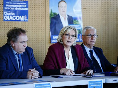 Marine Le Pen (c) s'adresse aux médias lors d'une tournée  à Pruno en Corse, le 26 novembre 2017 pour soutenir les candidats du FN Charles Giacomi (g) et Francis Nadizi (d) dans le cadre des élections pour  choisir une nouvelle collectivité unique - PASCAL POCHARD-CASABIANCA [AFP]