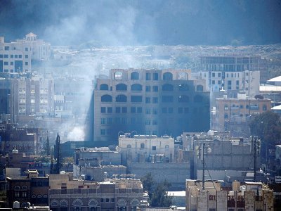 De la fumée s'échappe d'un bâtiment de la capitale yéménite Sanaa, le 3 décembre 2017 - Mohammed HUWAIS [AFP]