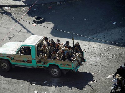 Des rebelles houthis en patrouille dans une rue de Sanaa, le 3 décembre 2017 au Yémen - Mohammed HUWAIS [AFP]