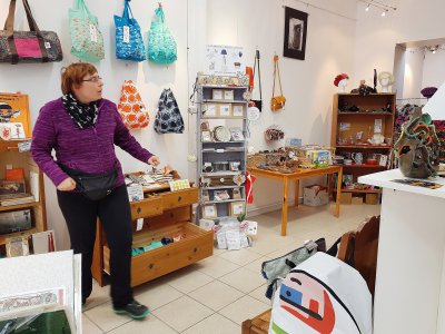 Dans "Une Autre boutique", en plein centre de Caen, les rayons débordent d'objets répondant aux valeurs de l'économie sociale et solidaire. - Marie-Charlotte Nouvellon