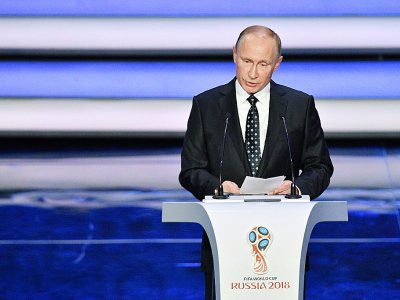 Le président russe Vladimir Poutine lors d'un discours à l'occasion du tirage au sort de la Coupe du monde de football 2018, au Kremlin à Moscou, le  1er décembre 2017 - Mladen ANTONOV [AFP]