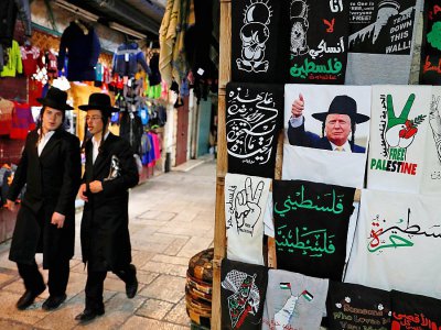 Un t-shirt du président des Etats-Unis en juif orthodoxe à côté d'un vêtement pro-palestinien vendus dans une boutique de la vieille ville de Jérusalem, le 4 décembre 2017 - AHMAD GHARABLI [AFP]