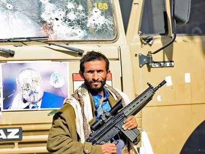 Un rebelle houthi à l'extérieur de la résidence de l'ancien président yémenite Ali Abdoullah Saleh à Sanaa, le 4 décembre 2017 - MOHAMMED HUWAIS [AFP]