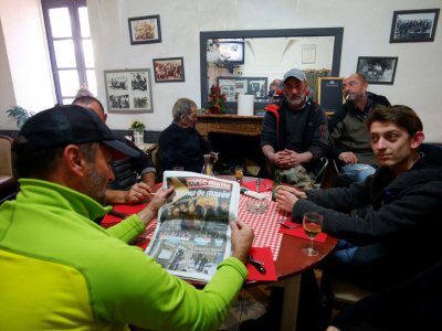 Au Café de de la Paix de Belgodère, en Haute-Corse, des clients discutent des résultats du premier tour des territoriales, le 4 décembre 2017 - Pascal POCHARD-CASABIANCA [AFP]