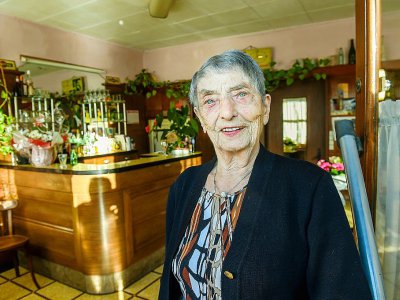 Marie-Louise Wirth, 100 ans révolus, continue d'officier derrière le comptoir de son bar, le 28 novembre 2017 à Isbergues, dans le Pas-de-Calais - Philippe HUGUEN [AFP]