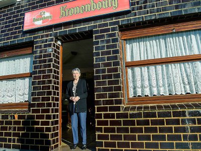 Marie-Louise Wirth, 100 ans révolus, continue d'officier derrière le comptoir de son bar, le 28 novembre 2017 à Isbergues, dans le Pas-de-Calais - PHILIPPE HUGUEN [AFP]
