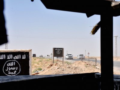 Des panneaux aux couleurs du groupe Etat islamique près de Deir Ezzor, en Syrie, le 9 septembre 2017 - George OURFALIAN [AFP/Archives]