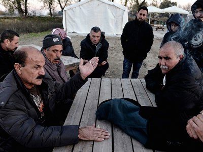 Des réfugiés yézidis conversent dans le camp de Serres dans le nord de la Grèce le 24 novembre 2017 - SAKIS MITROLIDIS [AFP]