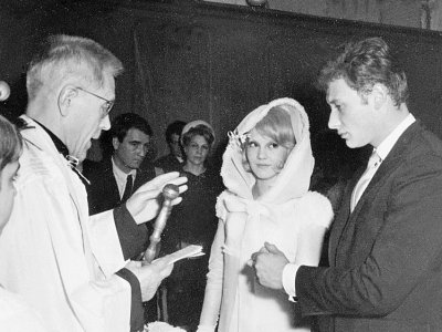 Sylvie Vartan et Johnny Hallyday sont mariés par un prêtre, le 12 avril 1965 à Loconville, petite commune de l'Oise - [AFP/Archives]
