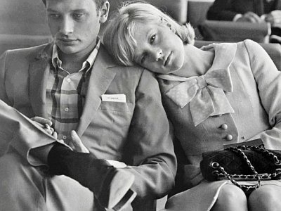 Les chanteurs Johnny Hallyday et Sylvie Vartan, jeunes mariés, sont photographiés à l'aéroport espagnol de Barajas en avril 1965 - [AFP/Archives]