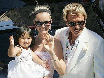 Johnny Hallyday, sa femme Laeticia et leur fille Jade, aux Baux-de-Provence le 29 juillet 2006 - BORIS HORVAT [AFP/Archives]