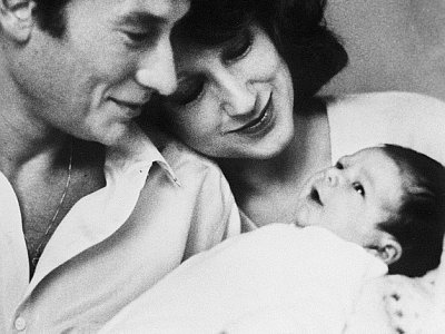 Johnny Hallyday et l'actrice Nathalie Baye le 1er décembre 1983 à L'Etang-La-Ville, après la naissance de leur fille Laura - STR [AFP/Archives]