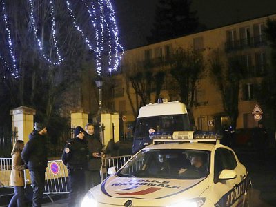 Des policiers montent la garde devant le domicile de Johnny Hallyday à Marnes-la-Coquette le 6 décembre 2017 - Thomas SAMSON [AFP]