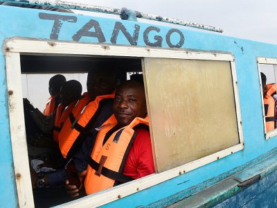 Des passagers installés à bord d'un bateau rapide ont embarqué à la jetée de Bayeku (commune d'Ikorodu), pour se rendre à Lagos, le 14 novembre 2017 - PIUS UTOMI EKPEI [AFP]