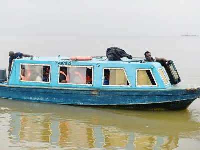 Un bateau rapide transporte des passagers de la jetée de Bayeku (commune d'Ikorodu) vers Lagos, le 14 novembre 2017 - PIUS UTOMI EKPEI [AFP]
