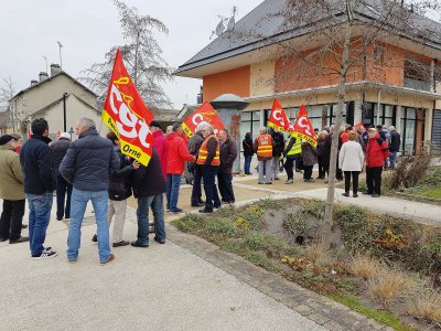 Une cinquantaine de manifestants s'étaient donnés rendez-vous devant la salle de cette conférence de l'axe Paris/Granville. - Eric Mas