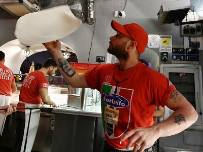 Un pizzaïolo prépare une pizza à Naples, le 6 décembre 2017 - Tiziana FABI [AFP]