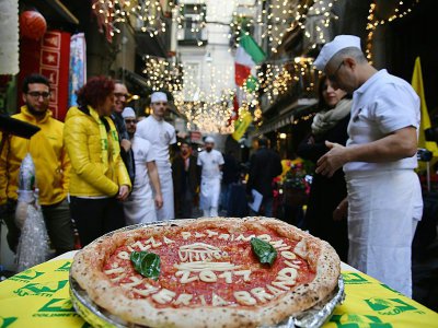 Des pizzaïolo célèbre l'inscription de la pizza au patrimoine de l'Unesco, le 7 décembre à Naples - Tiziana FABI [AFP]