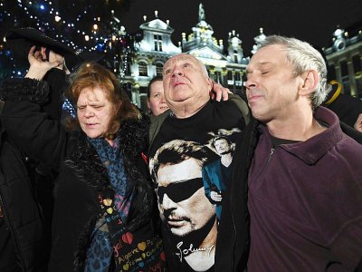 Des fans de Johnny Hallyday rendent hommage au chanteur sur la Grand-Place de Bruxelles, le 6 décembre 2017 - EMMANUEL DUNAND [AFP]
