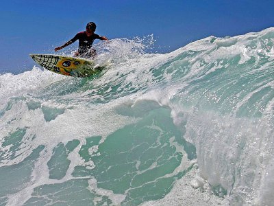 Rickson Falcao, 10 ans, surfe sur une vague au large de Saquarema, dans l'Etat de Rio, au Brésil, le 29 novembre 2017 - LEO CORREA [AFP]