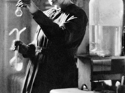 Photo datant de 1925 du Professeur Marie Curie en train de travailler dans le laboratoire de l'université à Paris - - [AFP]