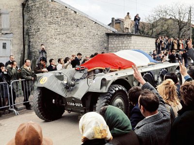 Le cercueil du général Charles de Gaulle recouvert du drapeau tricolore, passe sur un véhicule blindé, le 12 novembre 1970, dans le village de Colombey-Les Deux-Eglises - - [AFP/Archives]