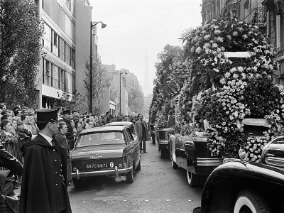 Une foule regarde passer le cortège de la chanteuse Edith Piaf, à Paris, le 14 octobre 1963 - - [AFP/Archives]