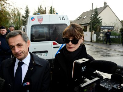 L'ex-président français Nicolas Sarkozy et son épouse Carla Bruni à Nanterre pour se recueillir devant la dépouille de Johnny Hallyday, le 8 décembre 2017 - Martin BUREAU [AFP]