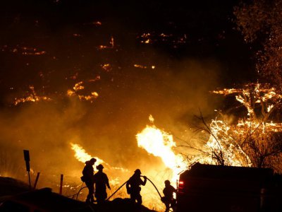 Des pompiers luttent contre l'incendie Lilac à Bonsall, près de Los Angeles, le 7 décembre 2017 - Sandy Huffaker [AFP]