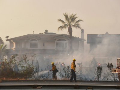 Les pompiers luttent contre un gigantesque incendie qui ravage  le comté de Ventura, au nord-ouest de Los Angeles, le 7 décembre 2017 - FREDERIC J. BROWN [AFP]