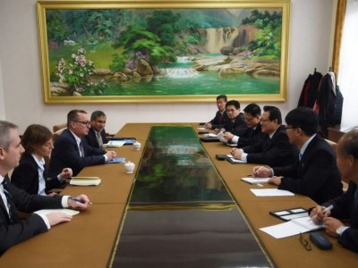 Le diplomate américain Jeffrey Feltman (3e g) lors d'une réunion avec le vice-ministre nord-coréen des Affaires étrangères Pak Myong-Kuk (3e d), le 5 décembre 2017 à Pyongyang - Kim Won-Jin [AFP/Archives]