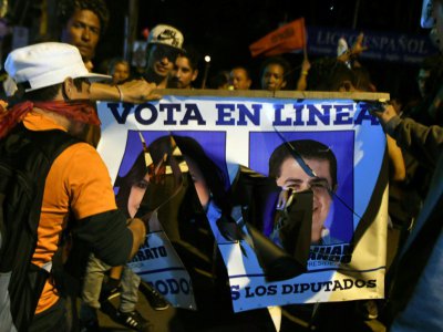 Des supporters du candidat de l'opposition à la présidentielle Salvador Nasralla manifestent à Tegucigalpa, le 8 décembre 2017 au Honduras - ORLANDO SIERRA [AFP]