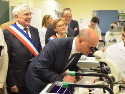 Le ministre de l'Éducation nationale s'est prêté au jeu des expériences avec les lycéens, à Franqueville-Saint-Pierre (Seine-Maritime). - Amaury Tremblay