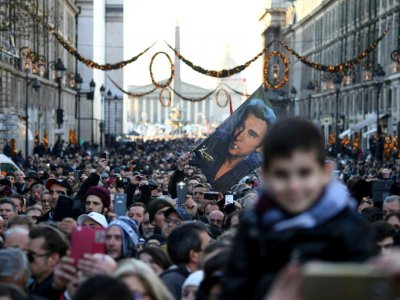 Des fans rassemblés devant l'Eglise de la Madeleine, le 9 décembre 2017 - Eric FEFERBERG [AFP]