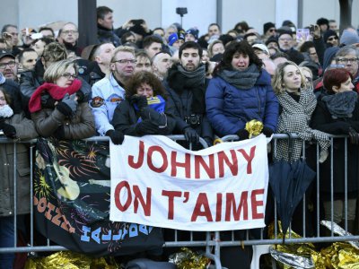 "Johnny on t'aime", les fans sont rassemblés le 9 décembre 2017 devant l'Eglise de la Madeleine à Paris - BERTRAND GUAY [AFP]