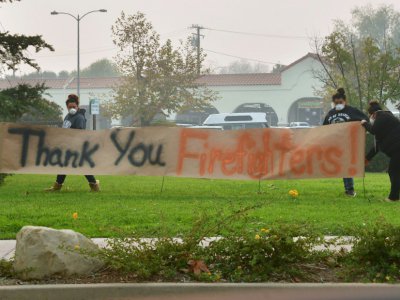 Une banderole remerçiant les pompiers est plantée le 8 décembre 2017 dans un jardin de Ojai, ville de Californie affectée par les incendies - FREDERIC J. BROWN [AFP]