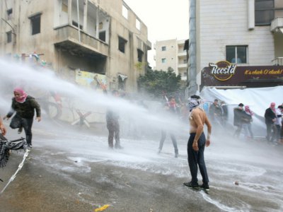 Les forces de sécurité libanaises font usage de canons à eau pour disperser les manifestants près de l'ambassade des Etats-Unis au nord de Beyrouth, le 10 décembre 2017 - ANWAR AMRO [AFP]