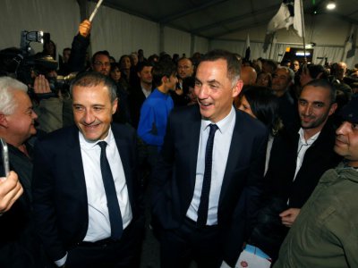 L'autonomiste Gilles Simeoni (D) et l'indépendantiste Jean-Guy Talamoni (G), le 10 décembre 2017 à Bastia - PASCAL POCHARD-CASABIANCA [AFP]