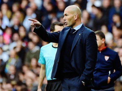 L'entraîneur du Real Madrid Zinédine Zidane donne des instructions lors du match face à Séville au stade Bernabeu, le 9 décembre 2017 - PIERRE-PHILIPPE MARCOU [AFP]