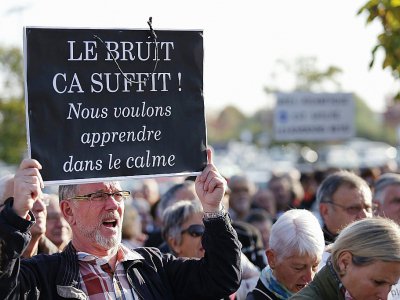Des partisans du projet d'aéroport Notre-Dame des Landes manifestent le 13 octobre 2017 à Bouguenais devant l'aéroport de Nantes dont ils réclament le déplacement - Jean-Sebastien EVRARD [AFP]