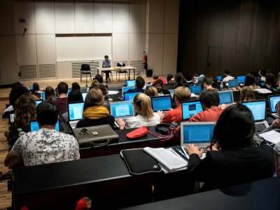 Des étudiants prennent des notes lors d'un cours dans une université de Lyon (France) le 18 septembre 2015 - JEFF PACHOUD [AFP/Archives]