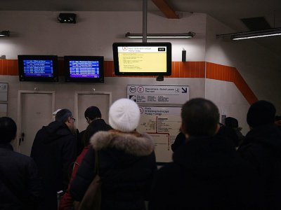 Des passagers lisent un écran d'information lors d'une grève du RER A à Fontenay-sous-Bois, dans la banlieue de Paris, le 29 janvier 2015 - MARTIN BUREAU [AFP/Archives]